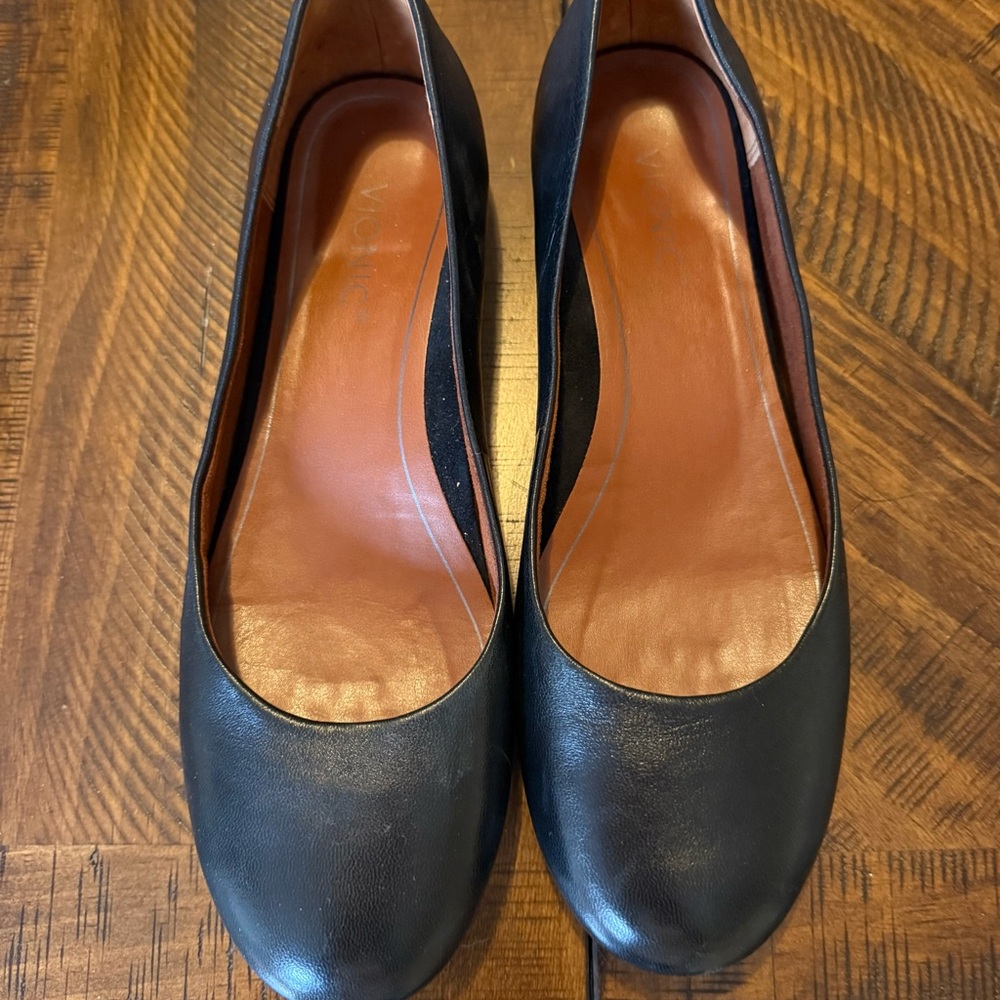 Vionic Hannah black leather flats